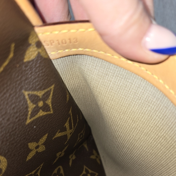 EUC Louis Vuitton Monogram Canvas Reporter GM - Picture 9 of 17